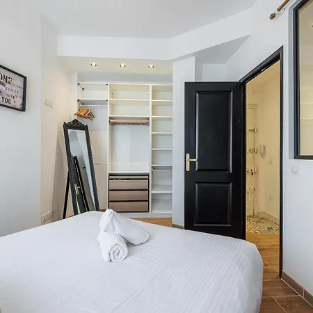 Large & Quiet 1 Bdr Downtown * نيس