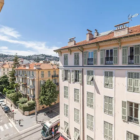 Large & Quiet 1 Bdr Downtown نيس