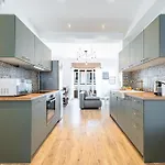 Large & Quiet 1 Bdr Downtown