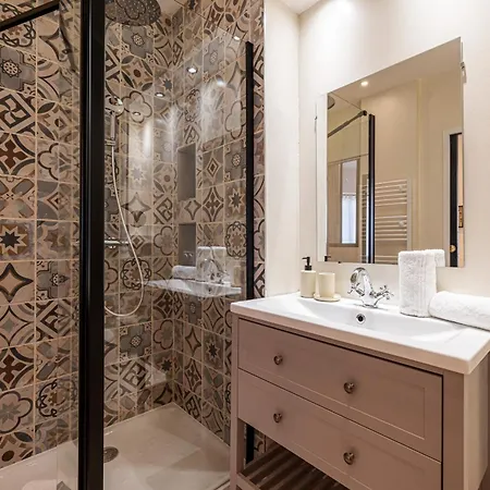 Large & Quiet 1 Bdr Downtown * نيس